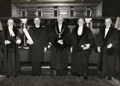 97369 Afbeelding van de uitreiking van de bul behorend bij het eredoctoraat in de Theologie van de universiteit van ...